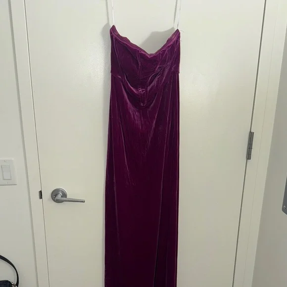 Elegant Velvet Evening Dress in Rich Purple - Picture 5 of 8